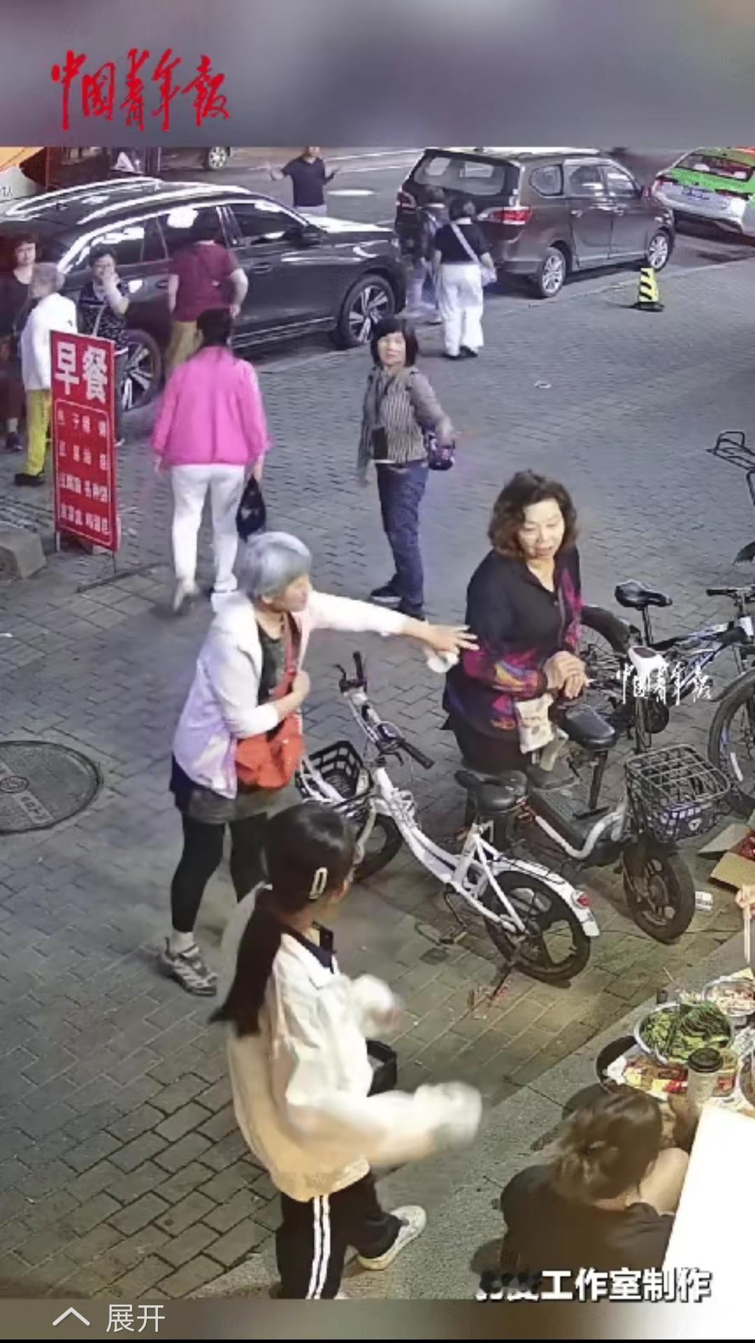辽宁丹东，台湾游客看到路边摊晒的花生，随口问“能买一点吗”，摊主本来说不卖，这是