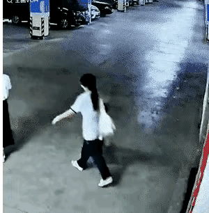 幸好是自己亲生的，不然，这辈子姑娘都不会原谅你。老妈开车送女儿上学，女儿把行李