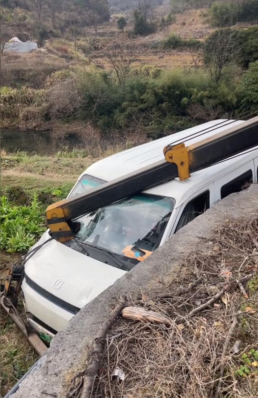 祸不单行啊！过年了开台新车风风光光回农村老家，结果快到村口了一个急转弯，车子掉到