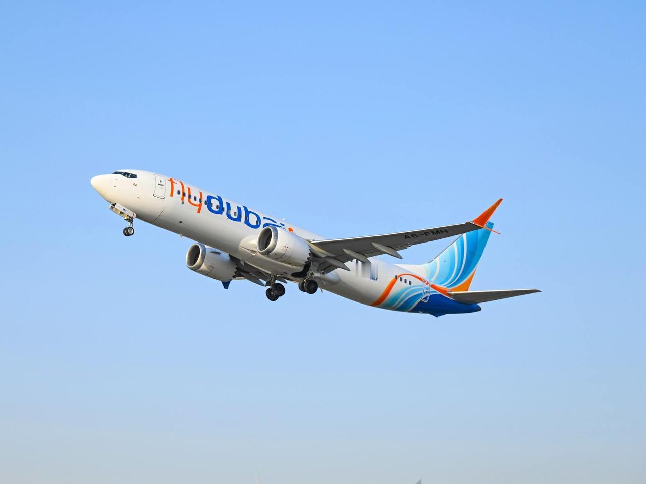 涉嫌刺伤机长、试图让迪拜航空客机坠毁的副驾驶，是29岁的阿曼人哈马姆·哈马米。美