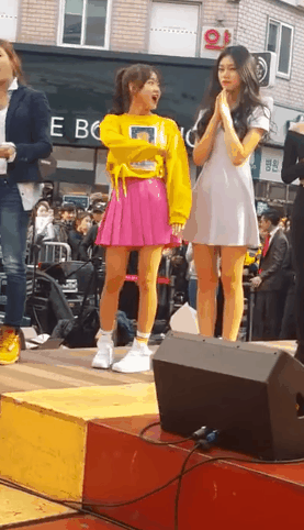 爆笑GIF: 妹子, 没事逗猪干嘛呢?