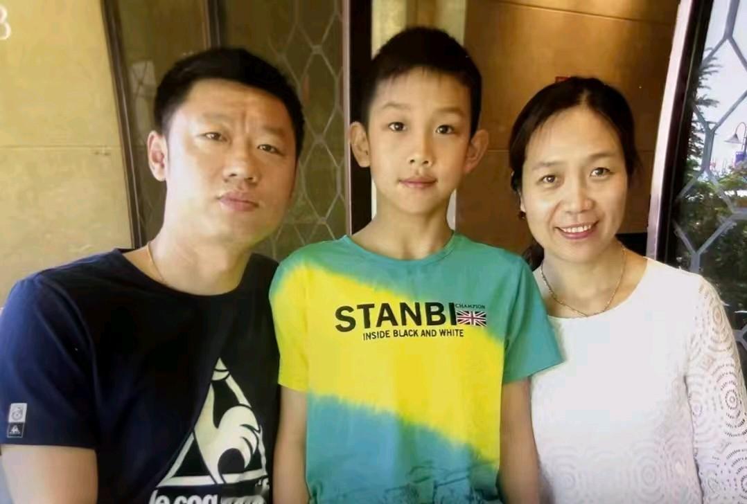 张展硕的父亲的肩膀就够宽，基因这个东西也真是厉害。张勋山两口子以前都有田径运动