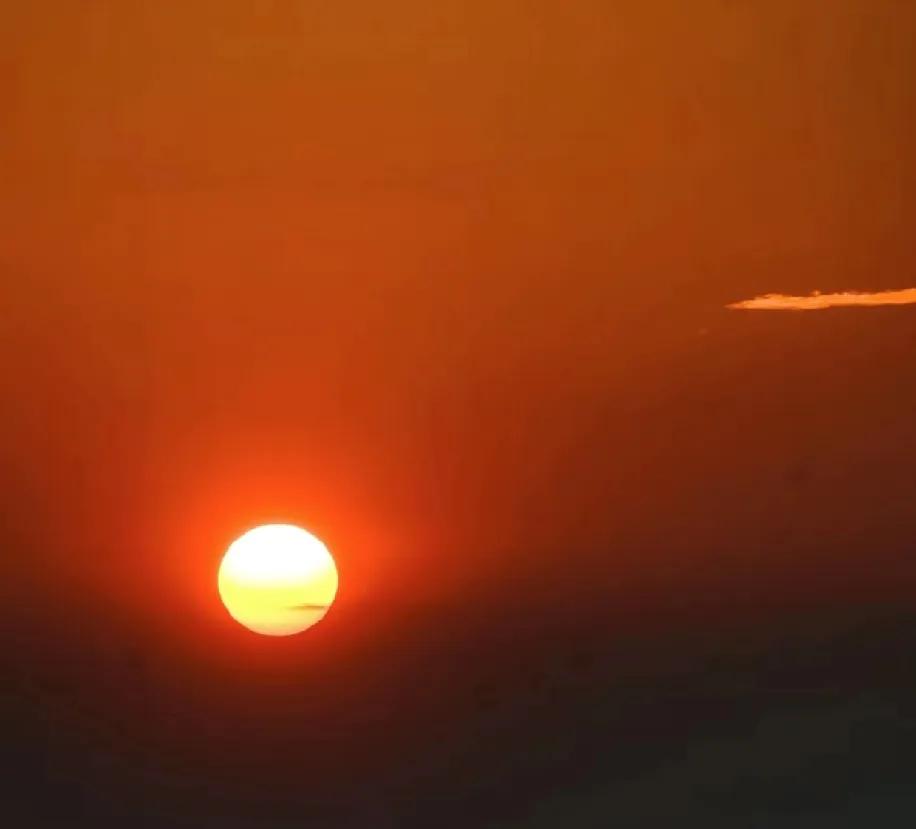 落日沉下去的时候，忽然想明白个事儿，已婚的人，别总跟异性聊得热乎。没人会平