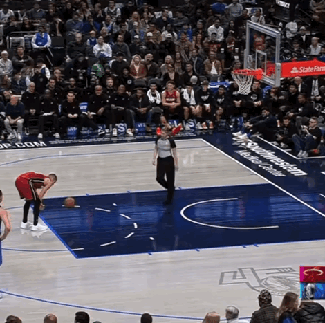 少儿不宜！希罗被球击中要害，美女裁判：抱歉，我不是故意的，是球！