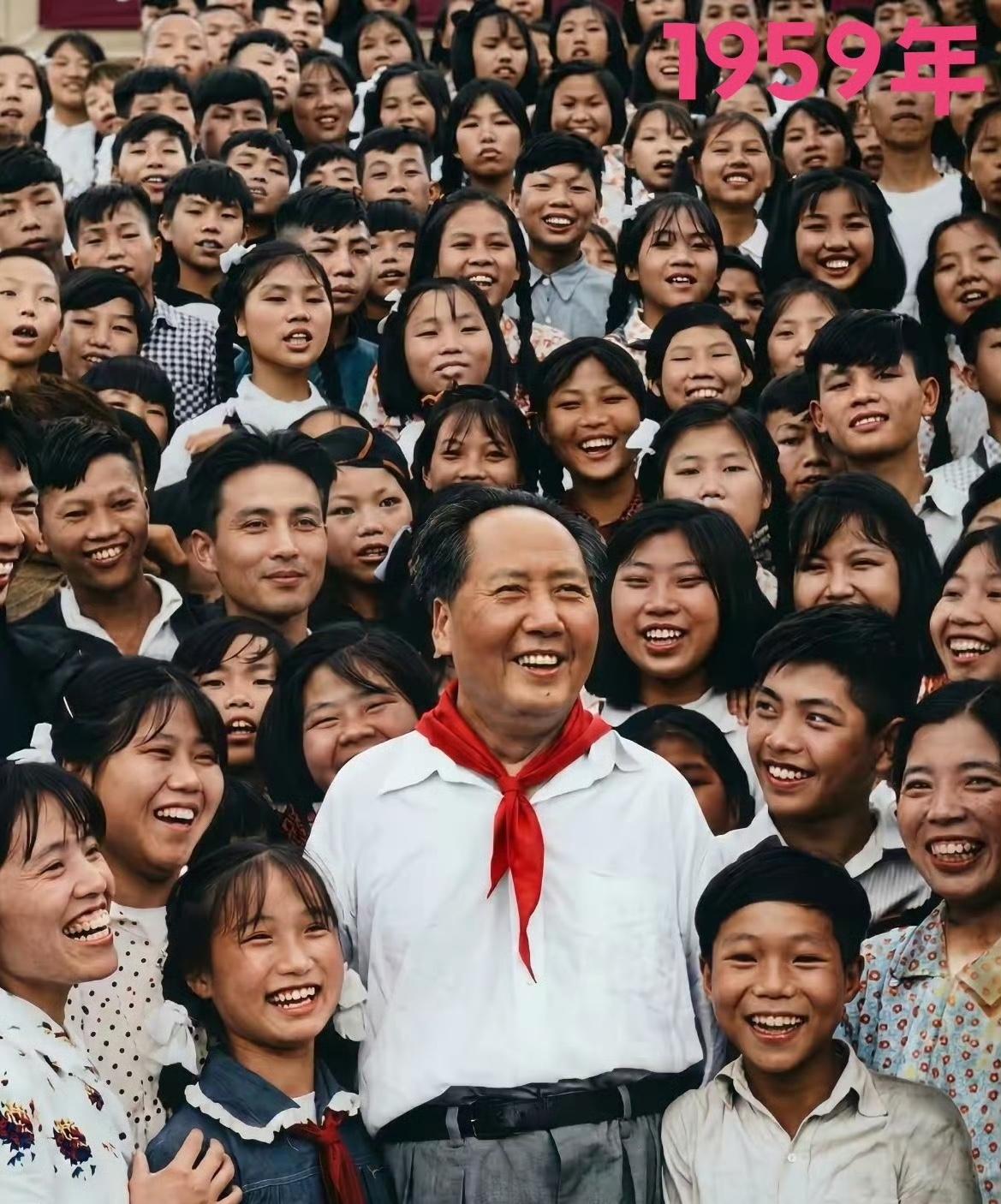 站在毛主席身边的金童玉女，他们被当时只有七八岁，紧紧靠着毛主席，那是1959年代