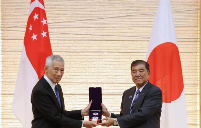 新加坡意外缺席是为何？新加坡平时跟我们走的很近，但这次大阅兵竟然缺席了。最近