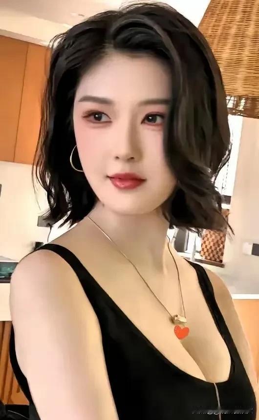真的被惊到了！劳斯莱斯展台这位短发车模，一出场就惊艳全场，本以为只是颜值出众