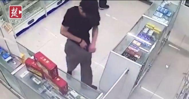 买了假货发现毫无药效，正常人早就在店门口跳脚骂街了。但湖北黄石的一位大叔，发觉自