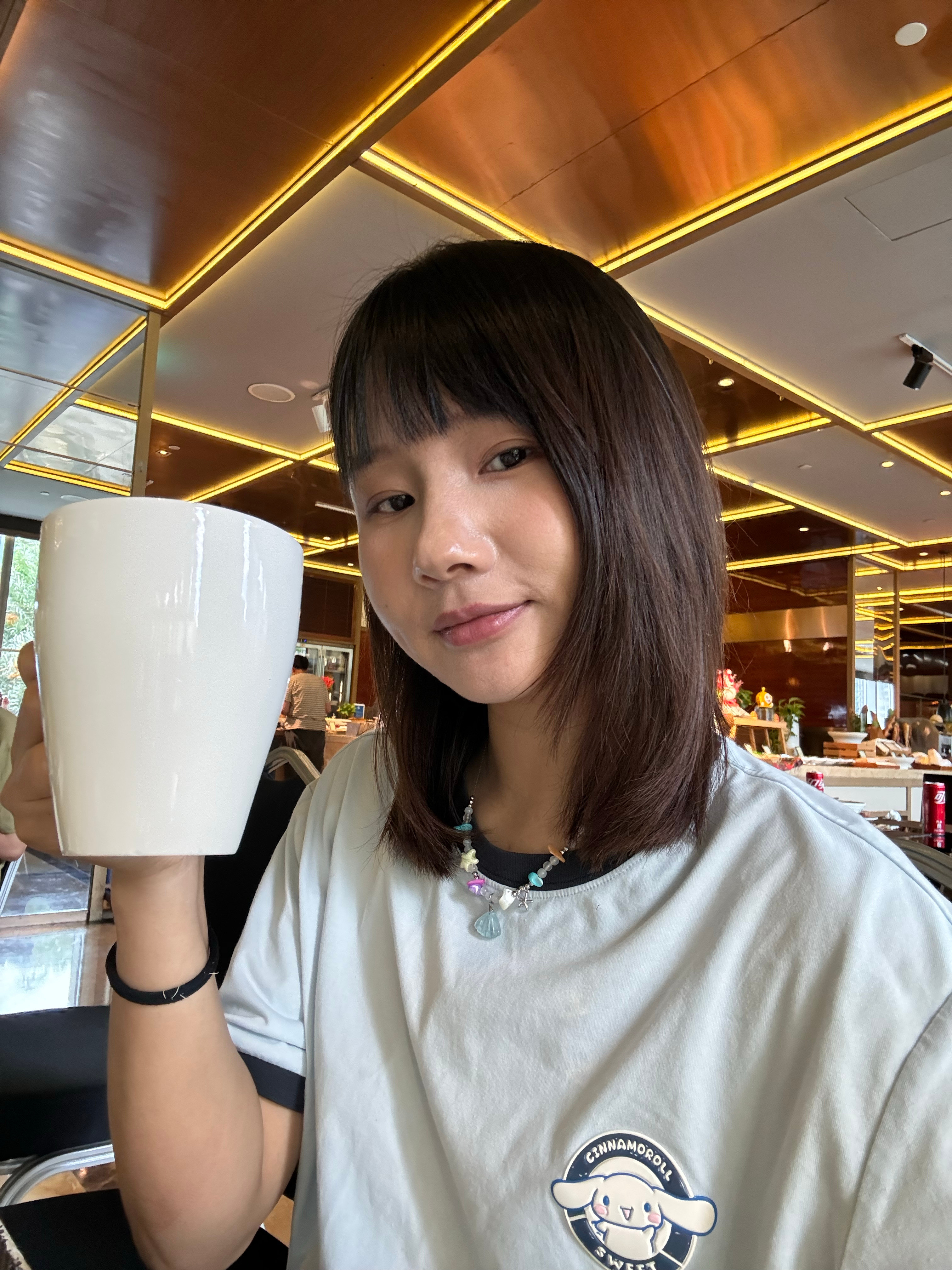 本来想拍个优雅喝咖啡☕️，结果出现咖啡咬人事件[汗]​​​