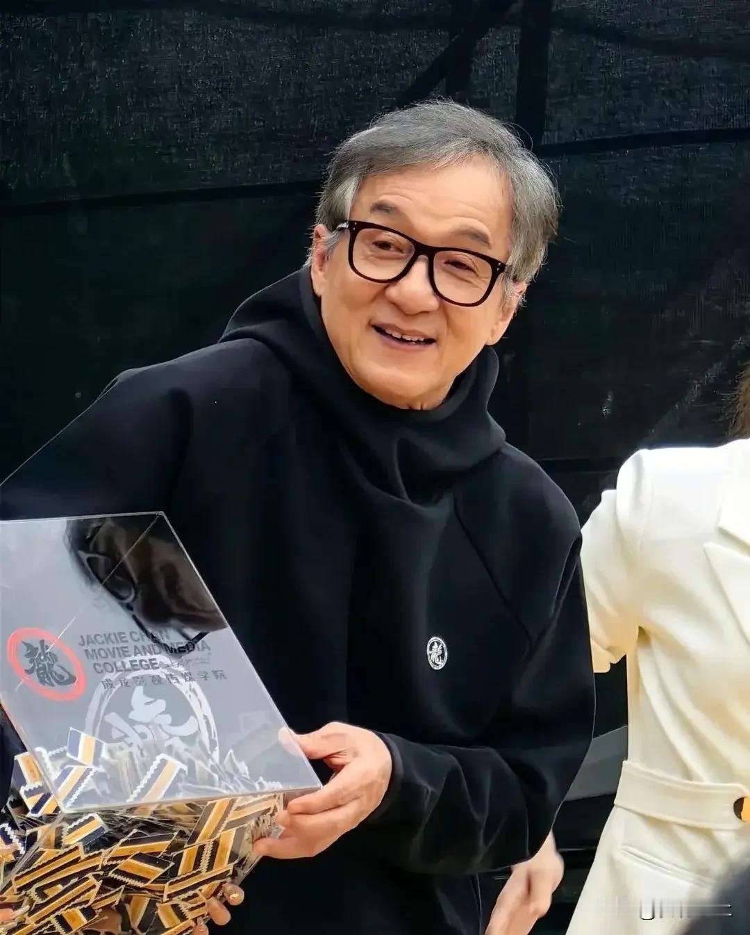 成龙能稳得住谣言风波，原因很简单，不是没受影响，也不是谣言不狠，而是他用作