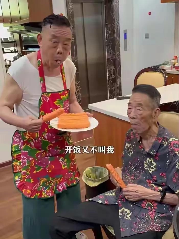 专门伺候杨少华的三大爷杨伦说，我爸最大的爱好就是数钱。他天天不着家，吃饭的时候就