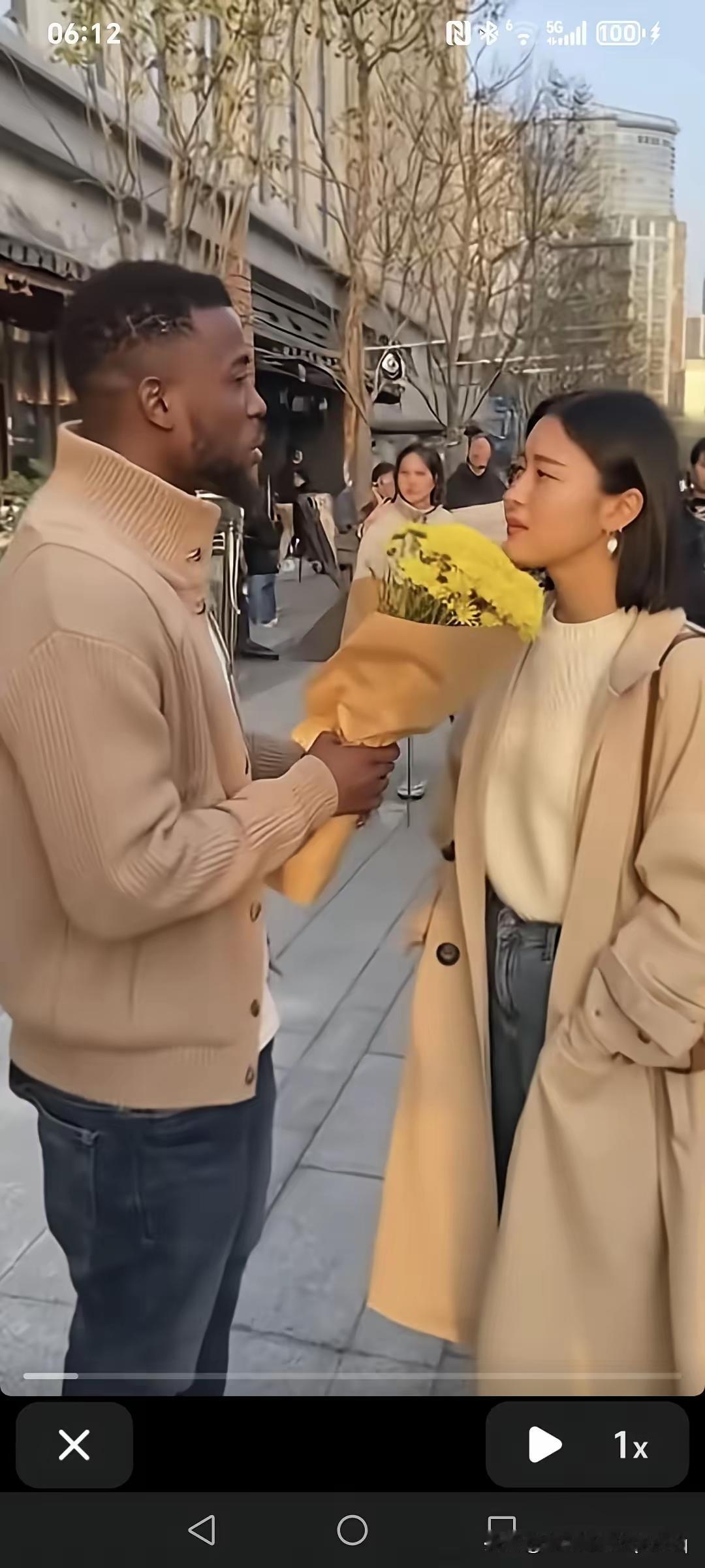 街上，异国男子手捧鲜花当众表白“你愿意做我女朋友吗？”，中国