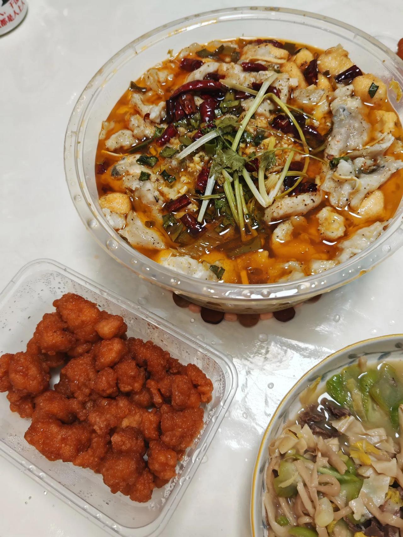 2025.5.10晚饭🥢晚上不想做饭了，花了45块钱在外面点了两份菜，一份酸