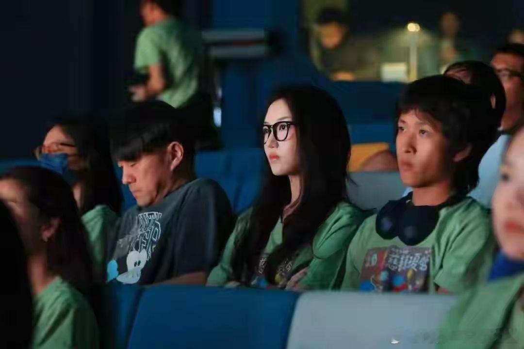 李嫣出席嫣然活动，20岁的她蜕变成大美女，气质清冷很像妈妈王菲