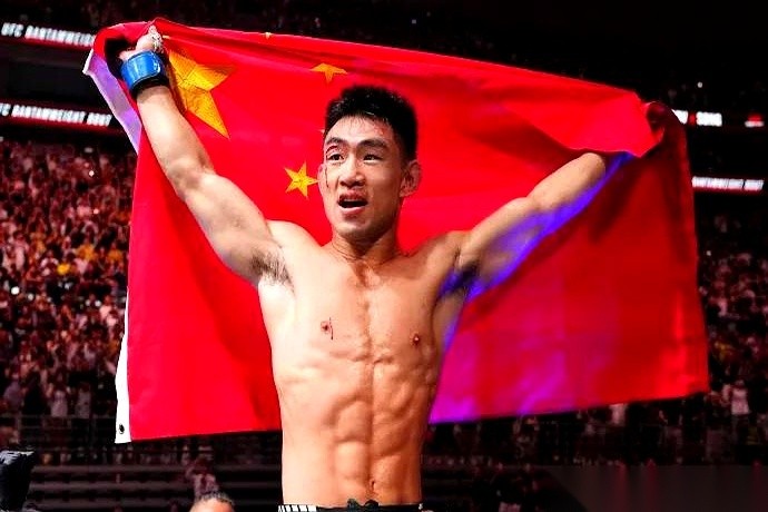 UFC上海站的八角笼里，宋亚东刚拿下一场干脆利落的大胜。按他以往的性子，这会儿早该踩着铁丝网翻出去，
