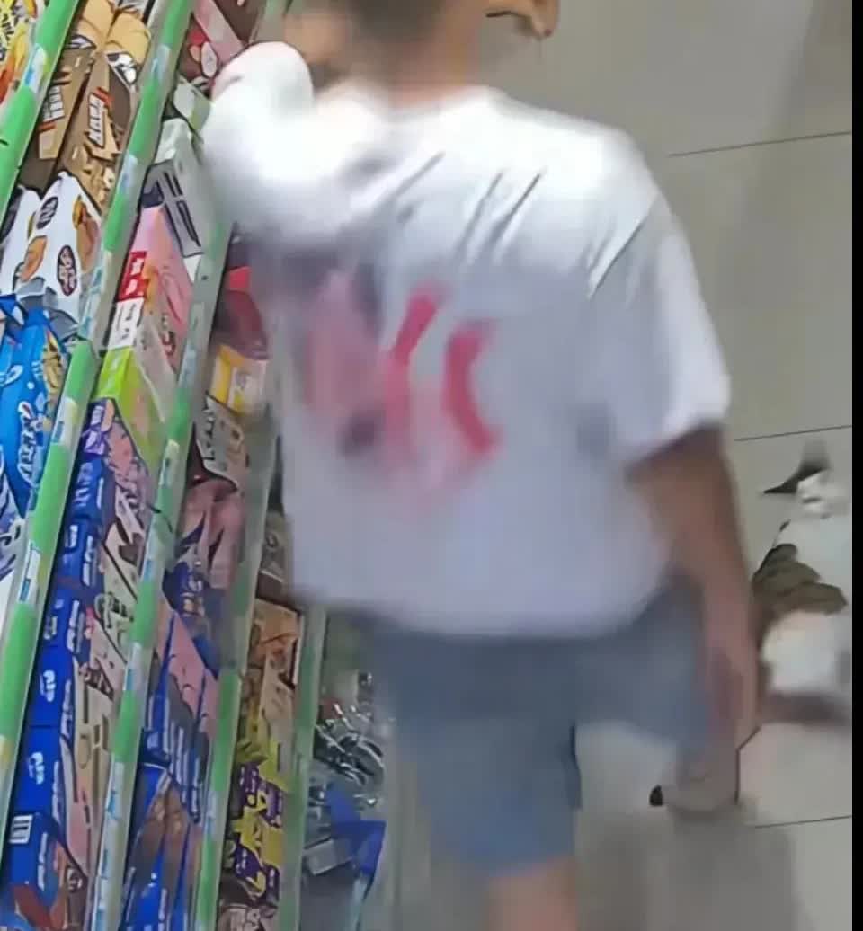江苏，一名男子在超市选购商品时，不慎踩到了躺在过道中休息的猫咪的尾巴，受惊的猫咪
