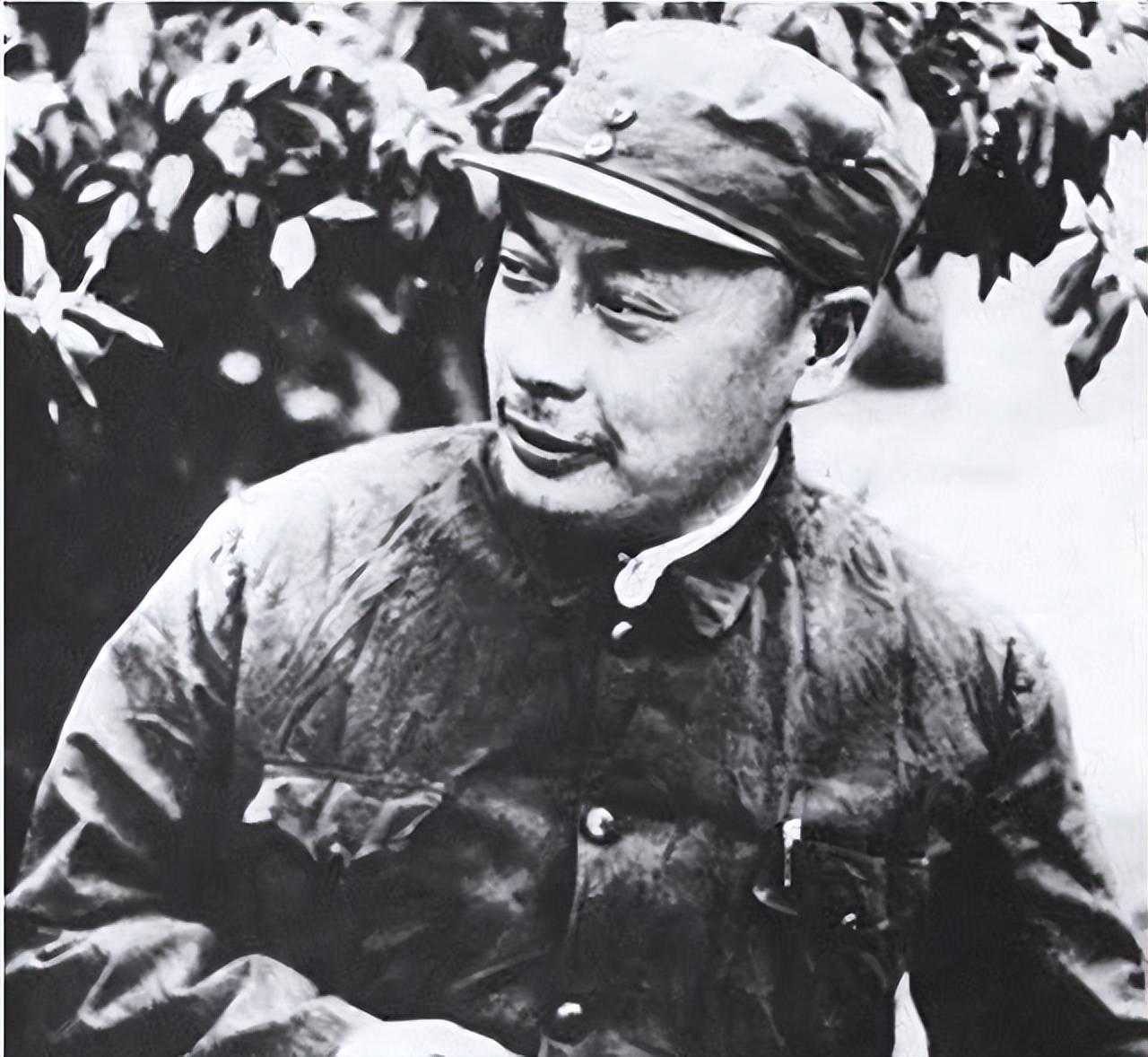 与中央失联两年多，陈毅天天盼着中央来人。1937年5月2日，联络人陈海