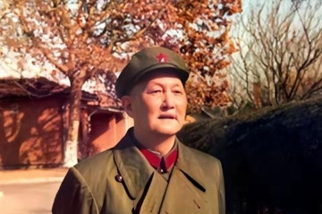 1977年8月，一个老农正在长春街头闲逛，突然一群军人过来恭敬地对他说：“首长，