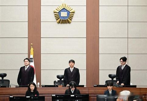 19日，随着韩国前总统尹锡悦内乱主谋案一审即将宣判，其主审法官池贵渊审判长再次引