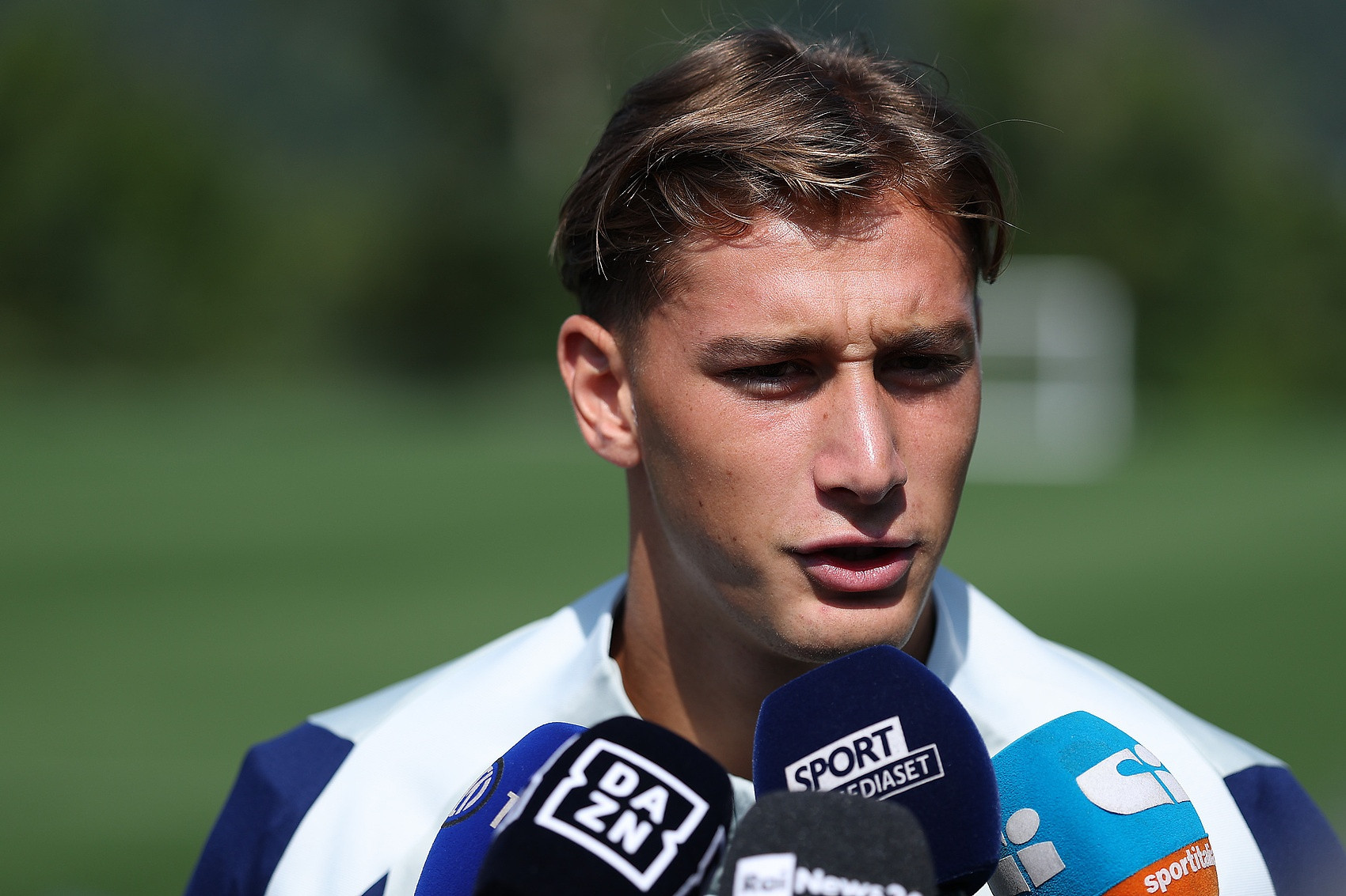 记者: 皮奥·埃斯波西托应该出国踢球, 这样才能成长为伟大球员