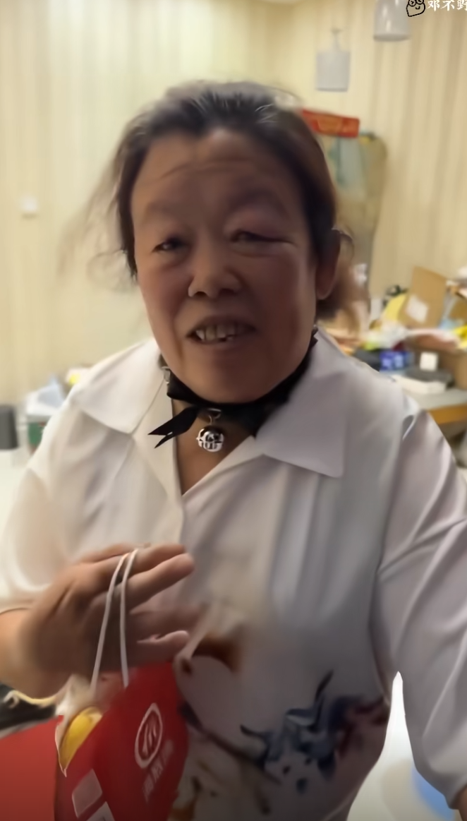 姨的项链属实是比较新潮的