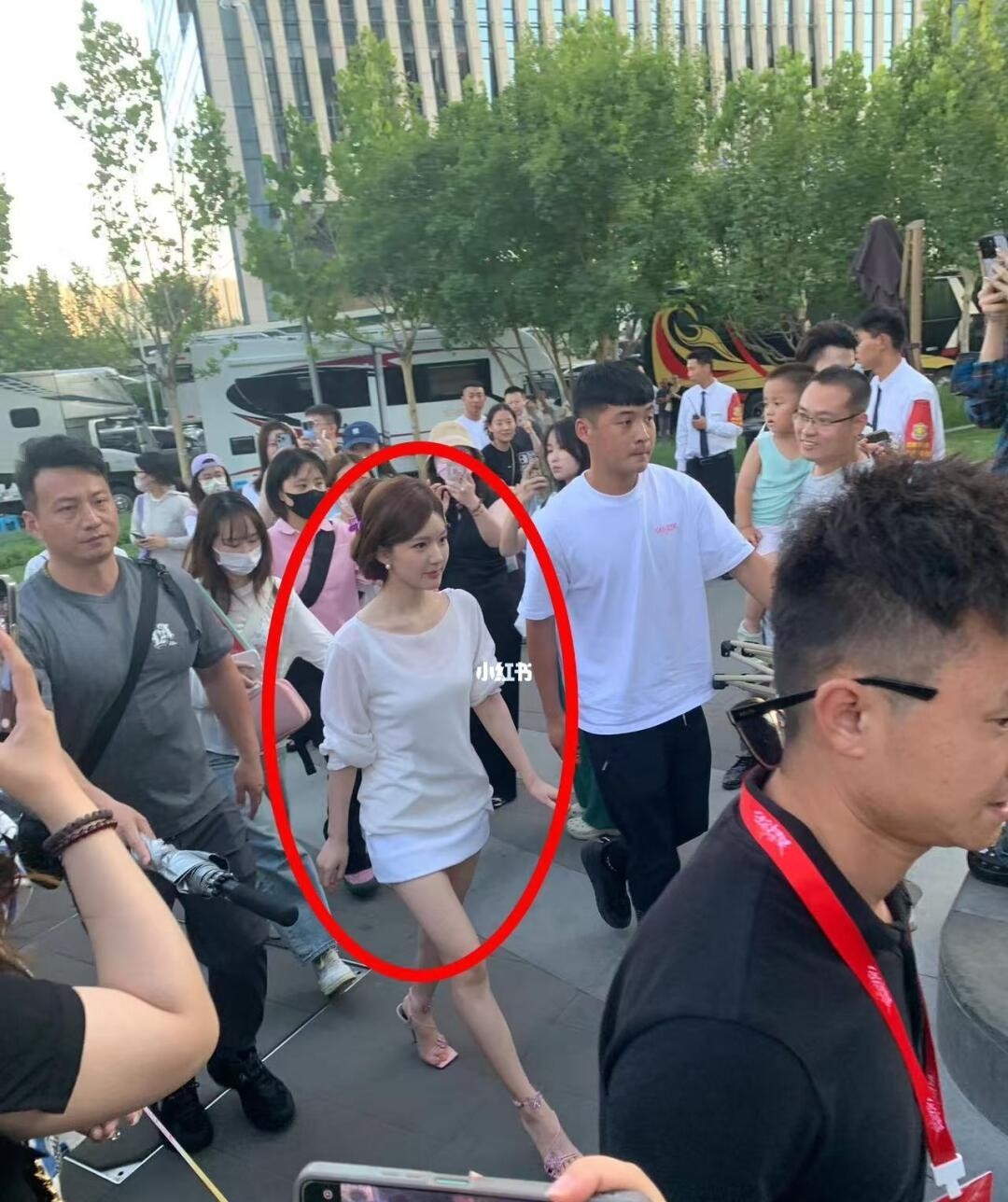 不是赵露思这么不上镜吗上镜胖十斤是真的呀，现实简直比照片美多了！真的超级瘦