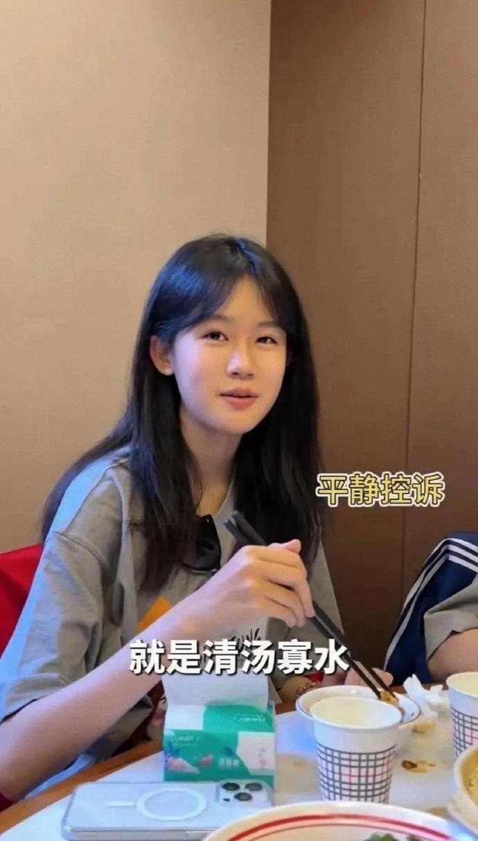 陆毅女儿16岁的贝儿眼睛是标准的丹凤眼吧，这是真的中了基因彩票