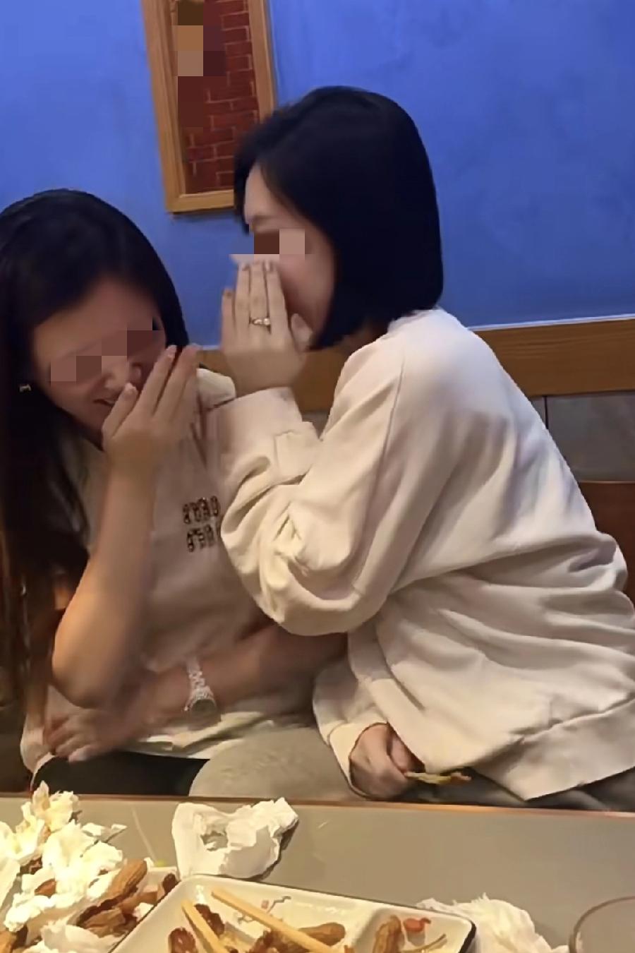 真的不能让闺蜜来我家了！前两天下雨，闺蜜来我家洗澡，我老公回来了，太尴尬了。