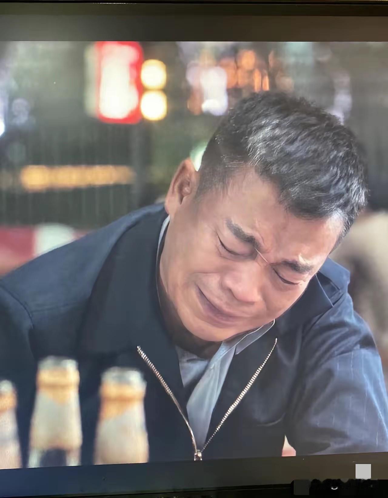 昨晚北京街头，57岁孙浩跟杨坤、左小青吃完火锅，散伙步行回家。三百米外就是餐厅厕