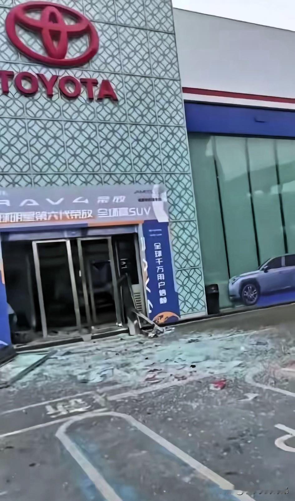 刷到成都4S店那个视频心里真是一阵发紧。为了两万块定金，段某把自己点着了，