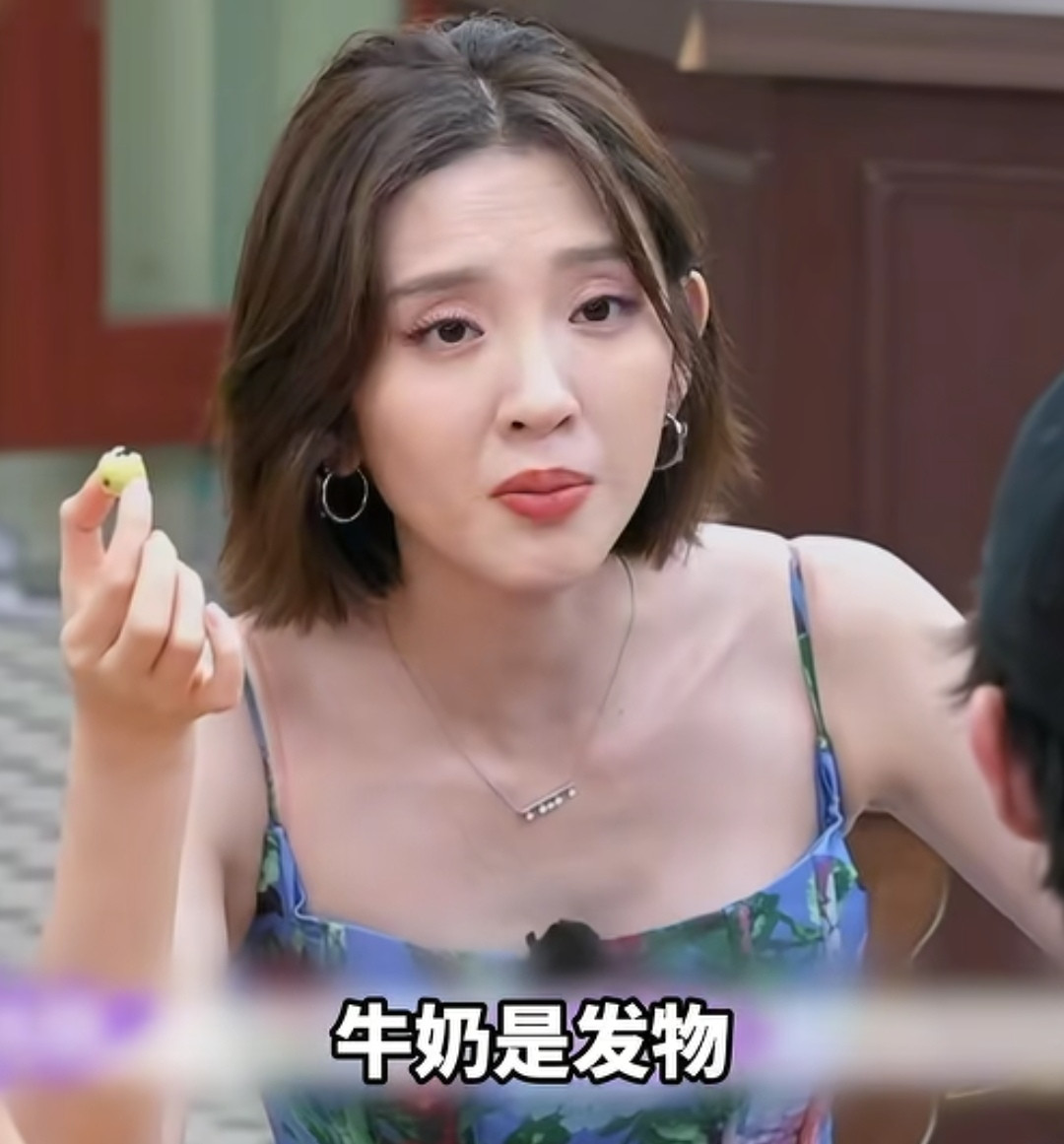 唐艺昕本来想喝点牛奶，赖伟明当场一句话提醒让唐艺昕果断拒绝喝牛奶，唐艺昕：“牛奶是发物，那我不喝了。