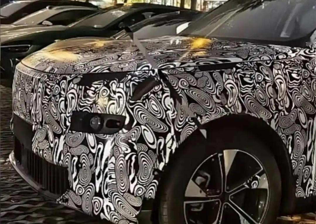 领克800路试伪装车被发布到了网络上，虽然被包裹的非常神秘，但依旧能够了解一些关