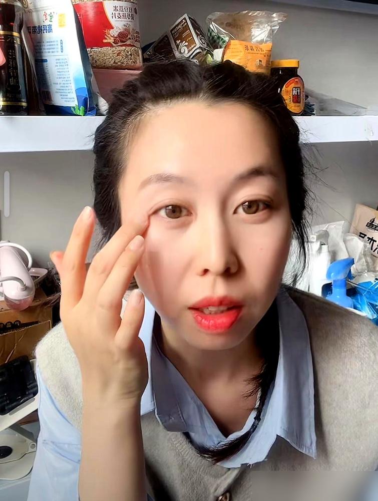 被骂半年“换脸”，她直播直接认了你盯着她的直播镜头，她突然怼脸：“确实是去拉