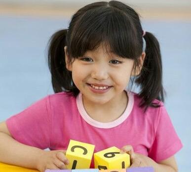 幼儿园老师擅自给孩子剪刘海, 遭家长怒骂并投诉