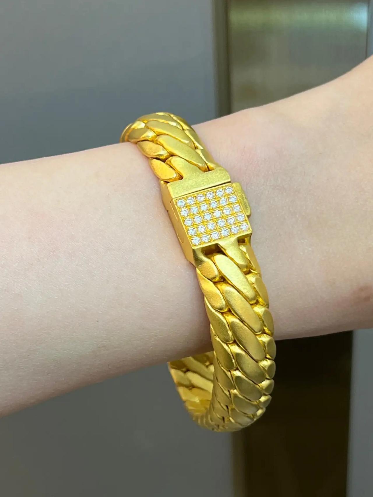 儿媳该不该把这个金手链该不该给娘家妈？女儿回家时带来婆婆送的金手链，款式传统