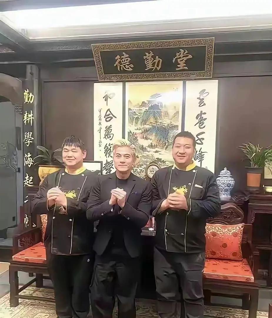 59岁的郭富城站在安徽南陵县的老宅门口，比旁边57岁的岳父还要显年纪。这位官方