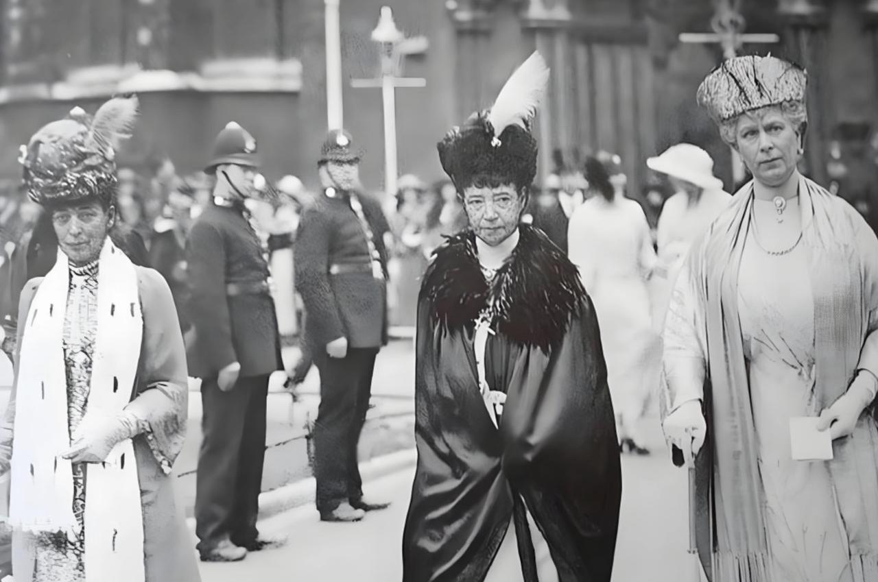 没想到1920年代伦敦街头这两位英国王后，身上半件显眼珠宝都没戴。中间站的是爱德