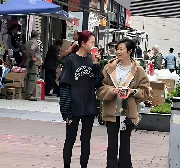 香港的路人都不追星吗？竟然没人要签名。