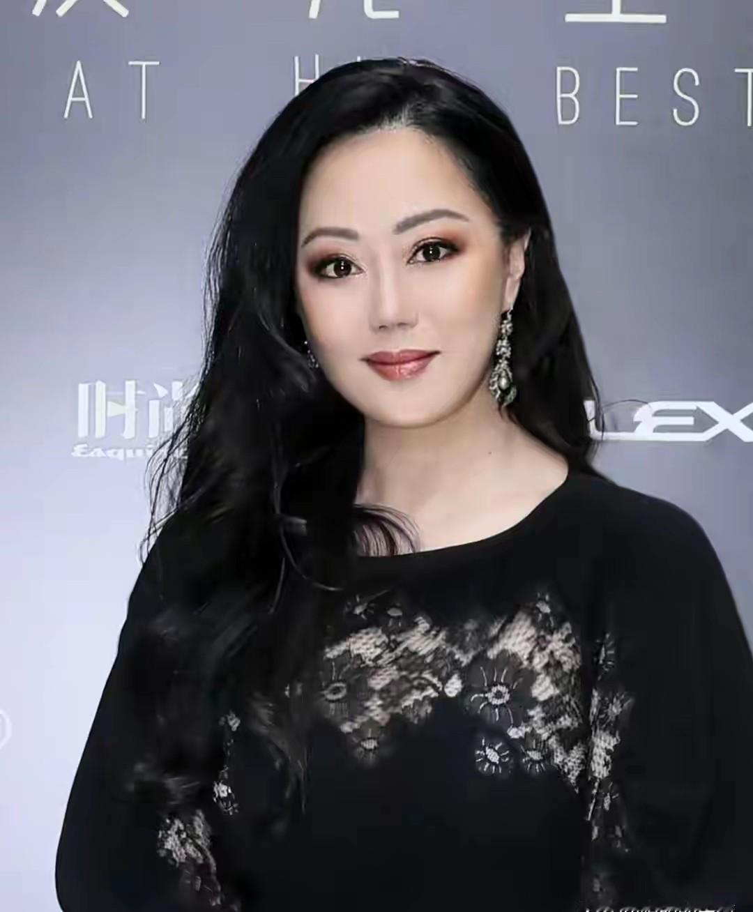 他破产，却骂她拜金。1999年，钟镇涛投资楼市惨败，申请破产。债务滚到2.5