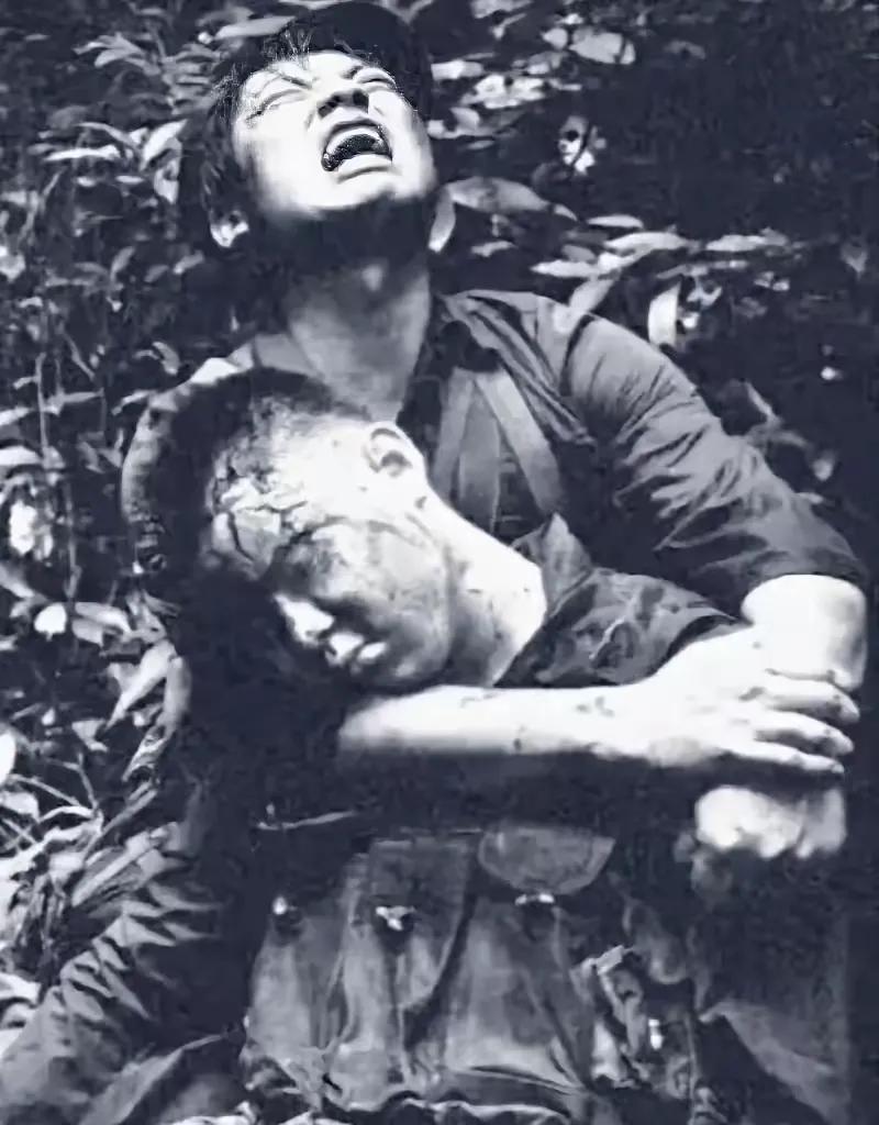 1985年，在老山的312山头上，一个年轻战士被子弹击中头部倒下，他的同乡战友冲