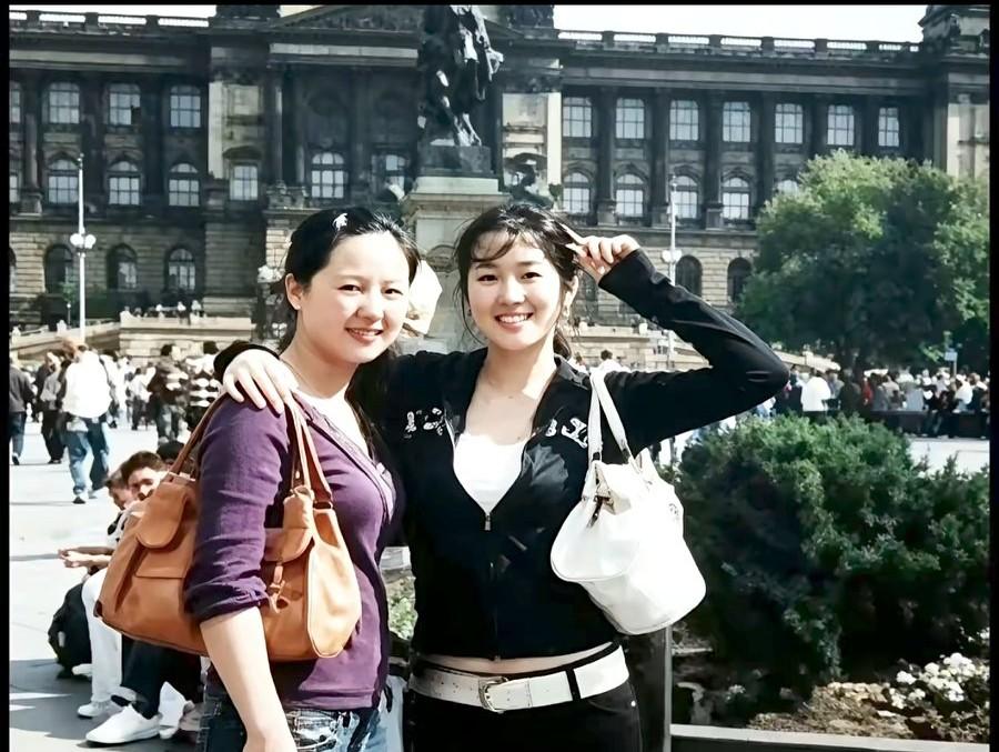 2007年，巩俐飞去布拉格看发小。没化妆没打扮，开衫配牛仔裤，俩人搂着就在广场拍