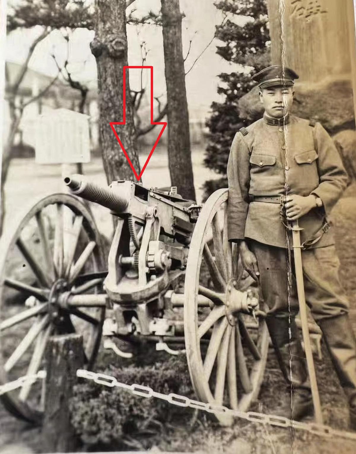 这是在日军相册中发现的一张奇怪的老照片。一名日军士兵和一个“大炮不像大炮，机枪不