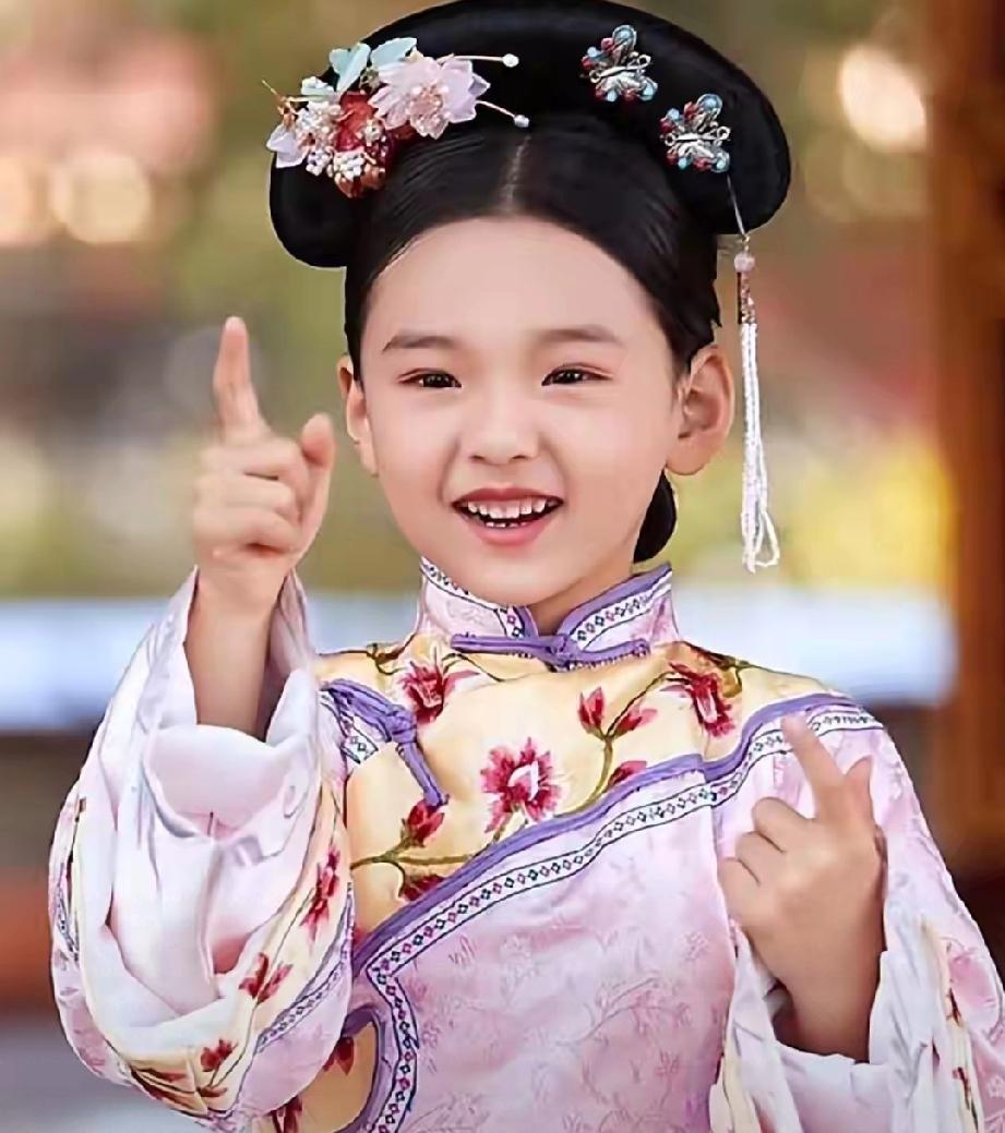 太治愈！董璇女儿佟大为儿子合体拍杂志，神仙青梅竹马氛围感拉满