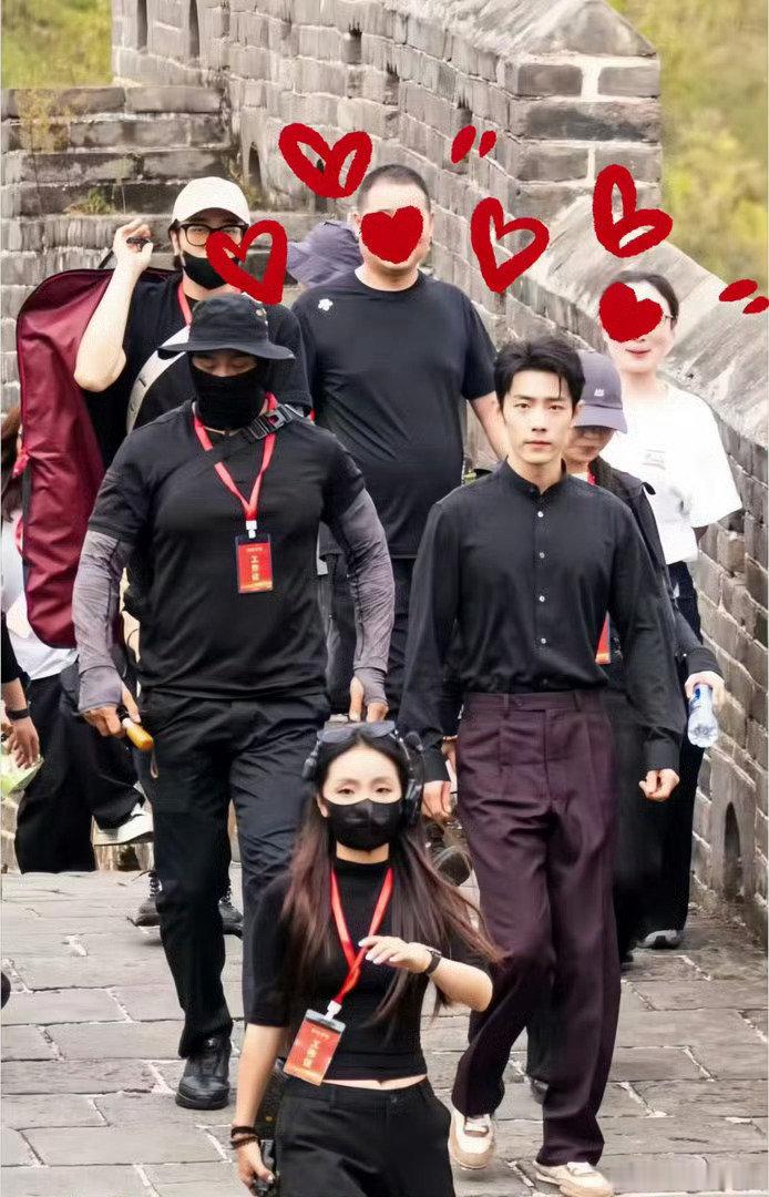 #肖战##肖战穿中山装好板正#中山装上身气质直接拉满，身姿挺拔利落，路人原相机也完全扛住，一眼沦陷的