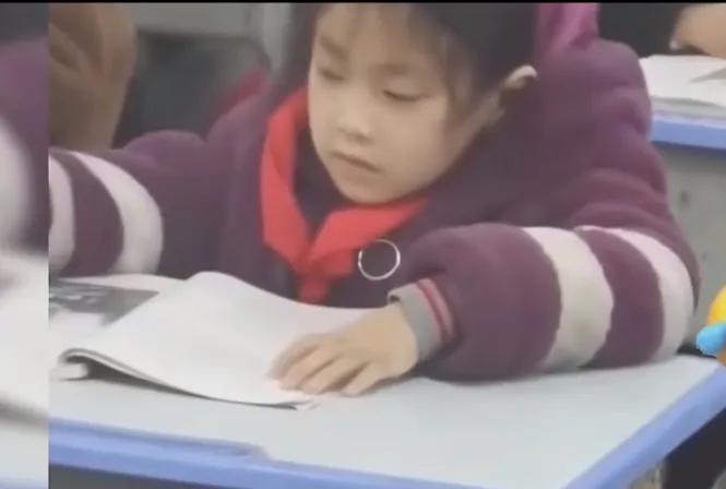 6岁小女孩上课打盹，回家睡觉，然而，每次考试都是全班第一老师懵了，这孩子是天