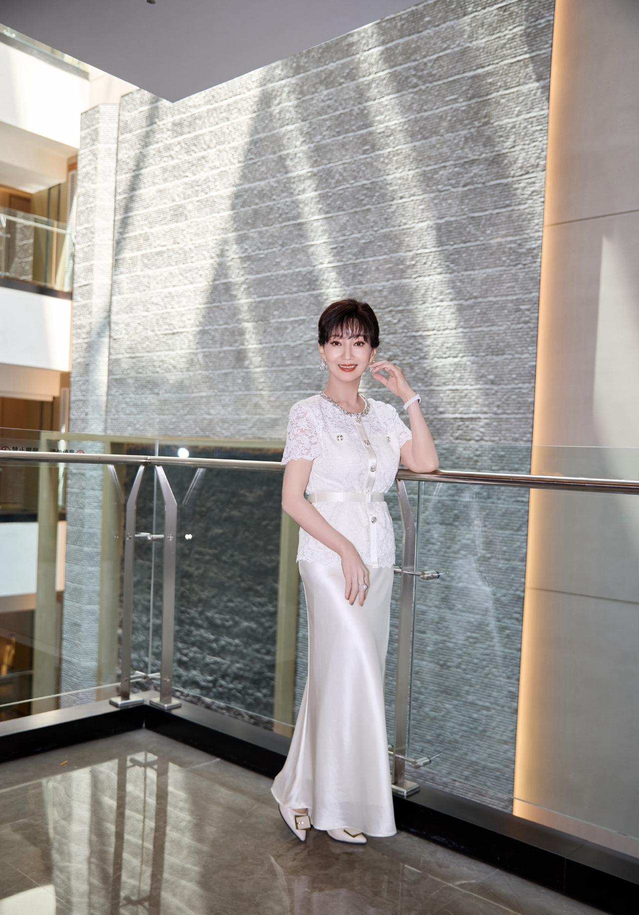 赵雅芝近照蕾丝白色上衣配缎面半身长裙如此穿搭，充满了女人味优雅与温柔兼具