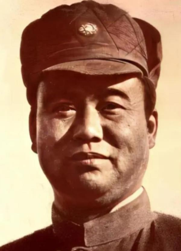 1948年6月，国民党上将刘汝明在军事会议上，将出言不逊的黄埔将领刘伯龙一拳打倒