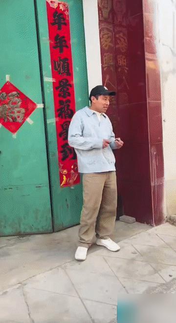 徐志胜把家门口，直接干成了5A级景区，就离谱。穿着件旧棉袄，他就往自家门口