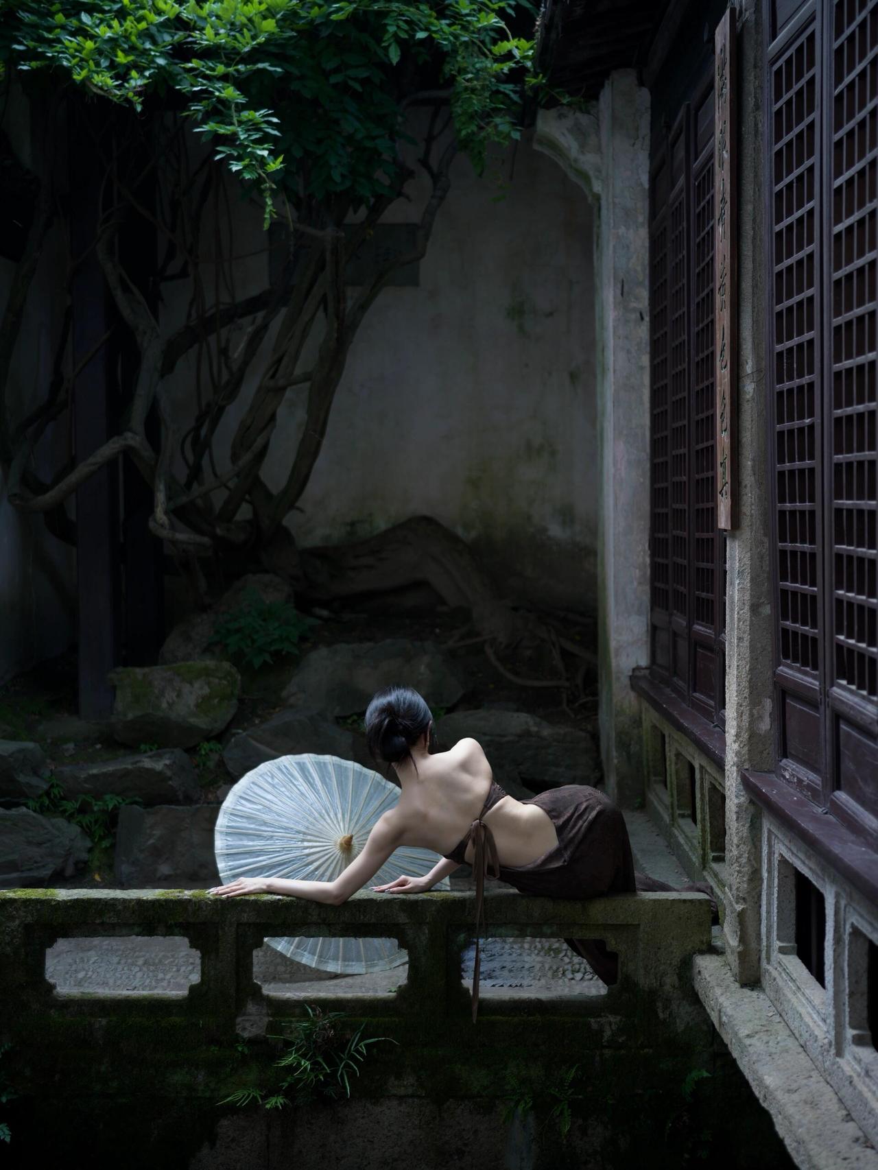       庭院深深深几许。      月洞门框住一轴江南旧梦，青石板上