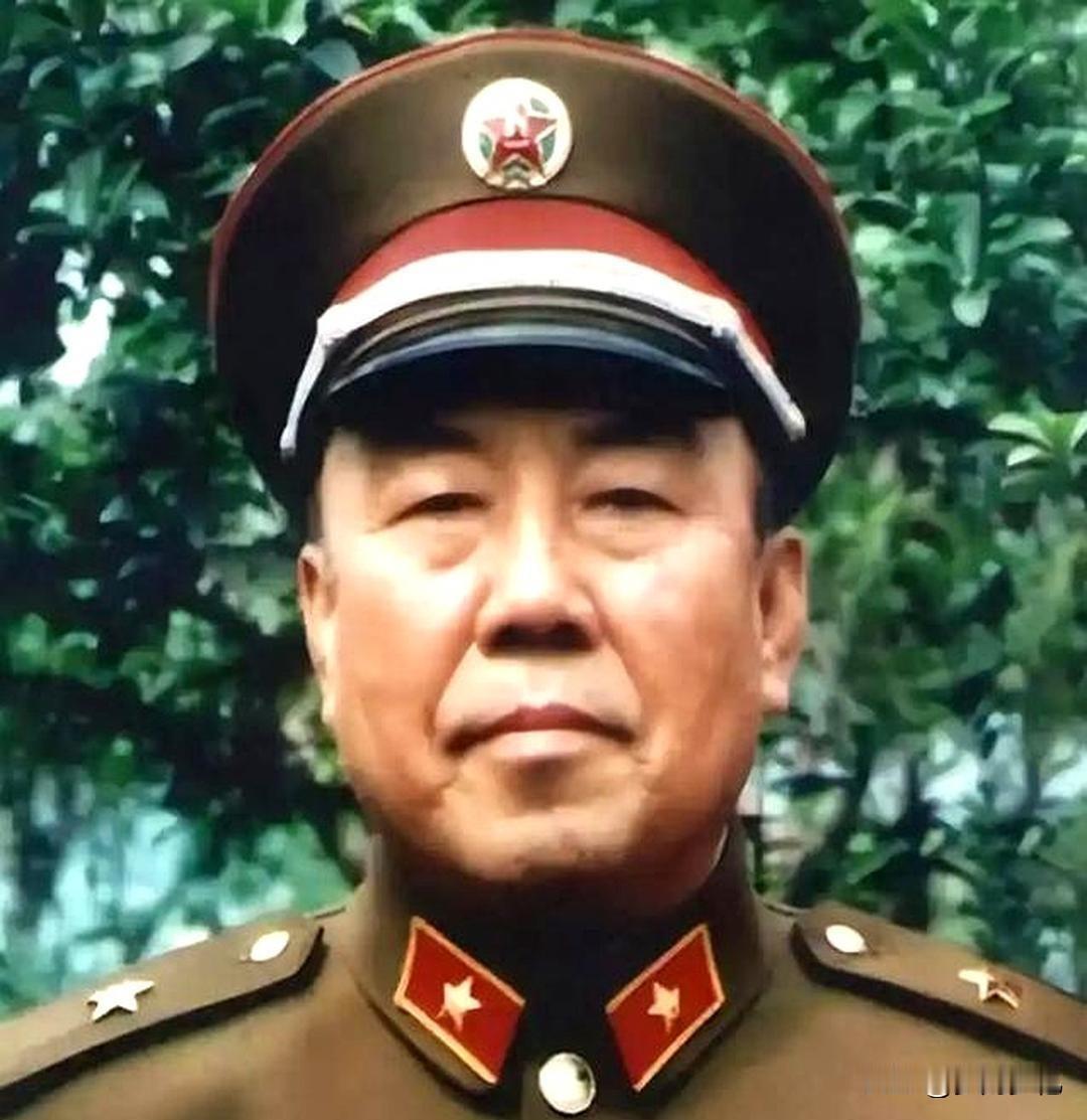 前线血战二十天毫发无损，回昆明逛街竟被混混拦路讹钱，军长出手全场看呆197